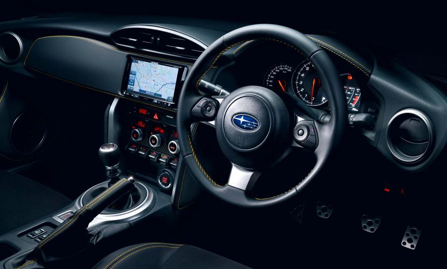 Интерьер Subaru BRZ GT Yellow Edition 2016 года  (JP) (фото 2 из 5)